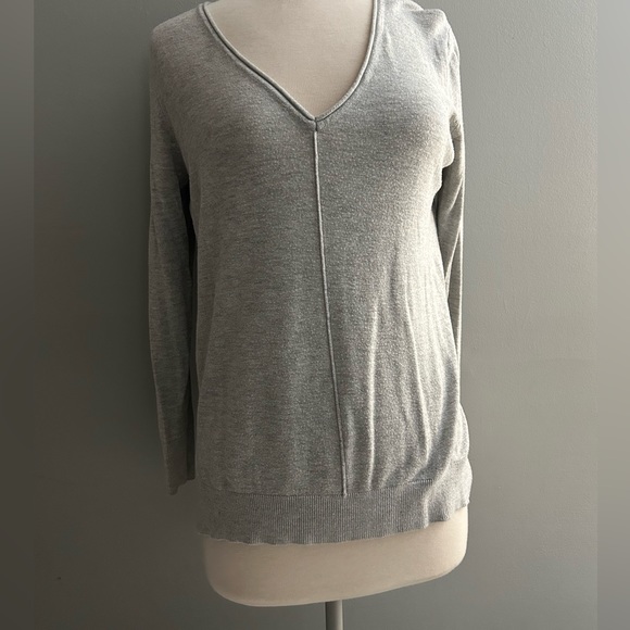 Gray atmosphere high low lightweight v-neck sweater - Picture 2 of 3